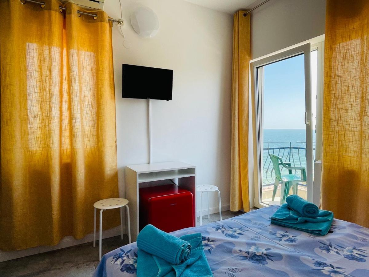 Pierre La Tarmul Marii -Primim Vouchere Vacanta Hostel คอสติเนช ภายนอก รูปภาพ